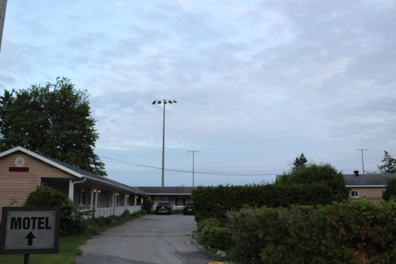 Le Marigot Hotel Vaudreuil-Dorion Exterior photo